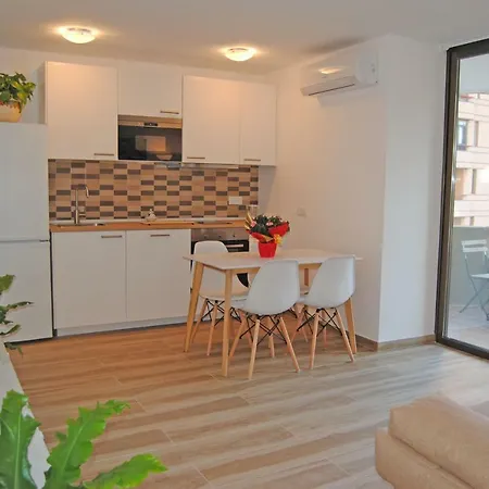 Recently Refurbished With Sea Views. Apartmán