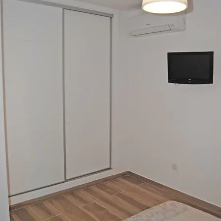 Recently Refurbished With Sea Views. Appartamento *